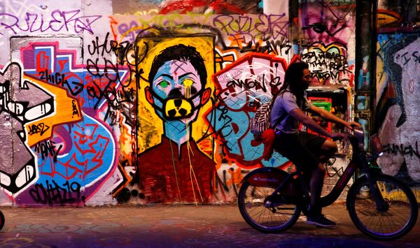 Велосипедист у стены с граффити в Лондоне - 俄羅斯衛星通訊社