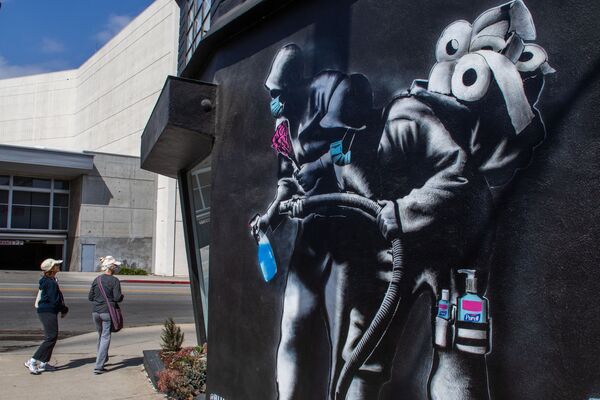 Люди во время прогулки у граффити в Лос-Анджелесе, США - 俄羅斯衛星通訊社