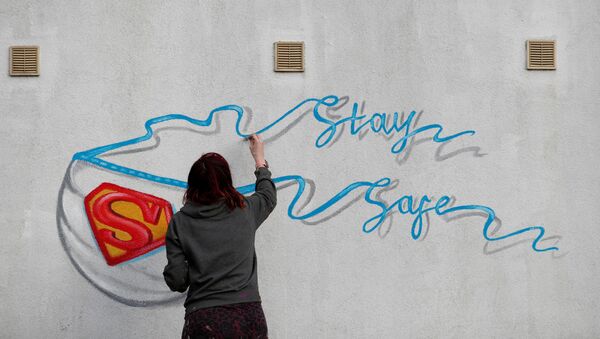 Художница во время работы над граффити в Понтефракт, Великобритания  - 俄羅斯衛星通訊社