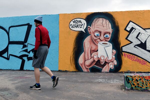 Граффити Голлум с туалетной бумагой в Берлине, Германия - 俄罗斯卫星通讯社