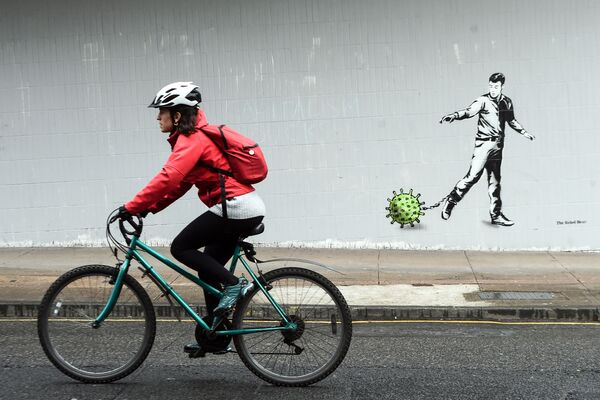 Велосипедист у граффити в Глазго - 俄羅斯衛星通訊社