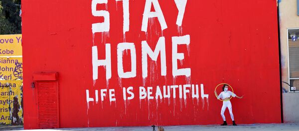 Преподаватель танцев Морган Дженкинс во время позирования перед граффити в Лос-Анджелесе, США - 俄罗斯卫星通讯社