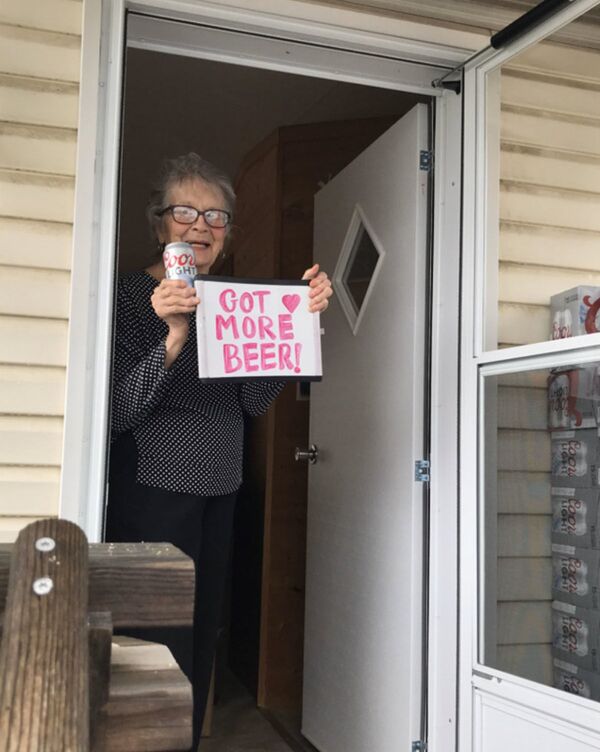 93歲老婦發出“更多啤酒”求助後家門口收到150罐啤酒 - 俄羅斯衛星通訊社