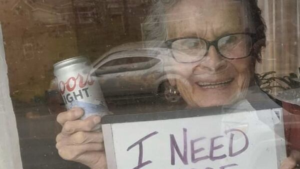 93-летняя старушка в самоизоляции захотела пива и получила 150 банок в подарок - 俄羅斯衛星通訊社