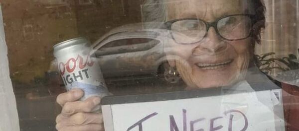 93-летняя старушка в самоизоляции захотела пива и получила 150 банок в подарок - 俄罗斯卫星通讯社