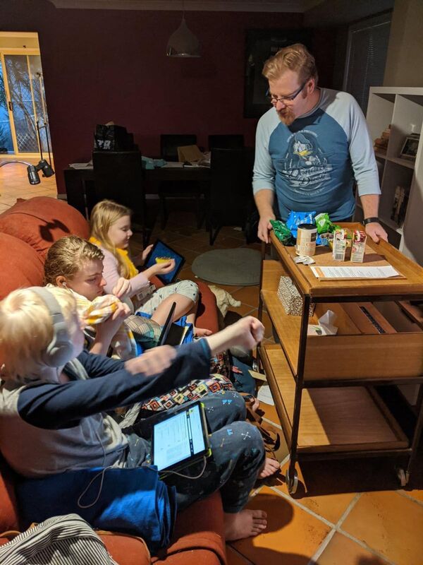  澳大利亞一家庭在家模擬被取消的航班 - 俄羅斯衛星通訊社