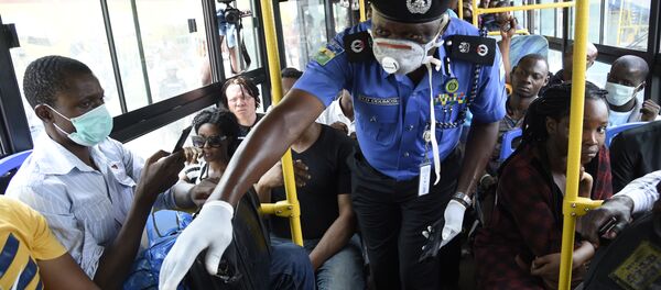Комиссар полиции обеспечивает дистанцирование в автобусе в рамках мер по сдерживанию распространения коронавируса в Лагосе, Нигерия - 俄罗斯卫星通讯社