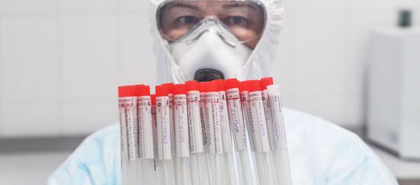 Лаборант держит в руках пробирки с биоматериалом для тестирования на коронавирусную инфекцию - 俄罗斯卫星通讯社