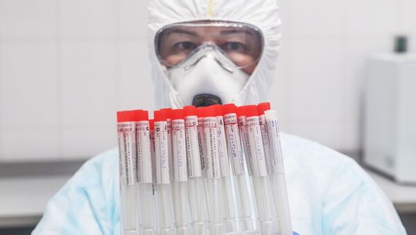 Лаборант держит в руках пробирки с биоматериалом для тестирования на коронавирусную инфекцию - 俄罗斯卫星通讯社