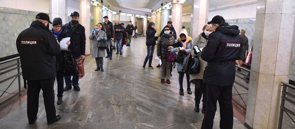 Пассажиры метро показывают код пропуска на экране смартфона сотрудникам полиции на станции метро Сокольники в Москве - 俄羅斯衛星通訊社