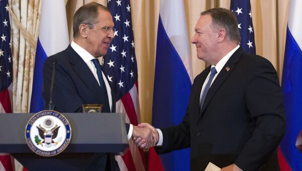 Secretary of State Mike Pompeo, right, shake hands with Russian Foreign Minister Sergey Lavrov - 俄罗斯卫星通讯社