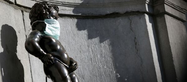 布鲁塞尔尿尿小童铜像戴上医用口罩 布鲁塞尔尿尿小童铜像戴上医用口罩 - 俄罗斯卫星通讯社