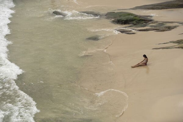 Женщина на пустынном пляже в Рио-де-Жанейро  - 俄罗斯卫星通讯社