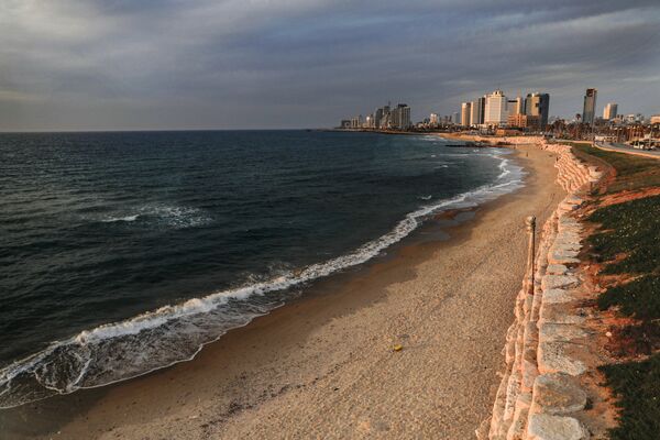 Вид на пустынный пляж в городе Яффа, Израиль  - 俄罗斯卫星通讯社