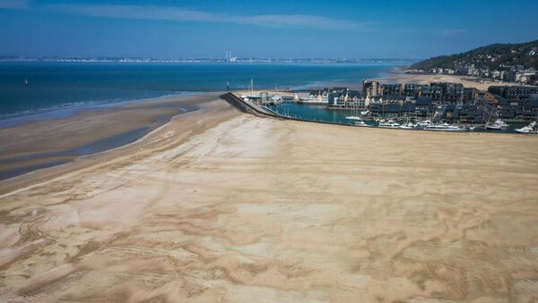 Вид на пустынный пляж во Франции - 俄罗斯卫星通讯社