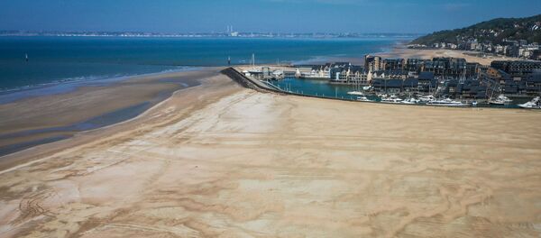 Вид на пустынный пляж во Франции - 俄罗斯卫星通讯社