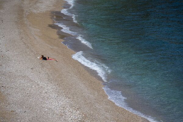 Девушка на пустынном пляже в Хорватии  - 俄罗斯卫星通讯社