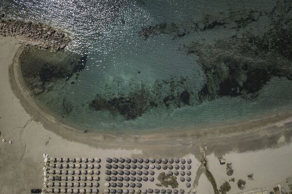 Вид на пустынный пляж в Афинах - 俄罗斯卫星通讯社