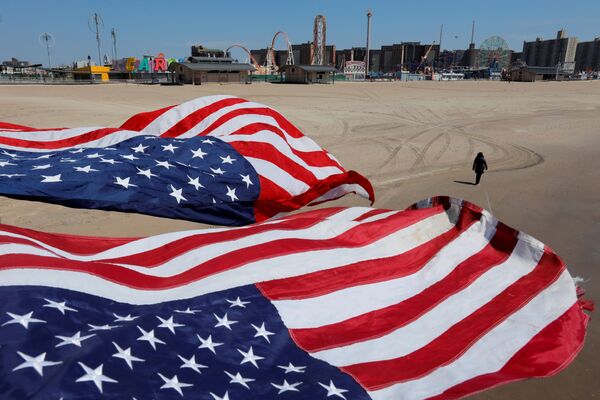 Американские флаги над пляжем в Бруклине   - 俄罗斯卫星通讯社