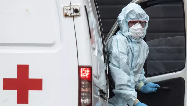 Врач скорой медицинской помощи возле больницы для пациентов с подозрением на коронавирус в Коммунарке - 俄羅斯衛星通訊社