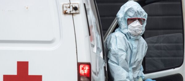 Врач скорой медицинской помощи возле больницы для пациентов с подозрением на коронавирус в Коммунарке - 俄羅斯衛星通訊社