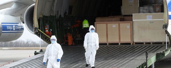 азгрузка в казанском аэропорту транспортного самолета Ан-124 Руслан, доставившего из китайской провинции Хайнань 6 миллионов медицинских масок - 俄罗斯卫星通讯社