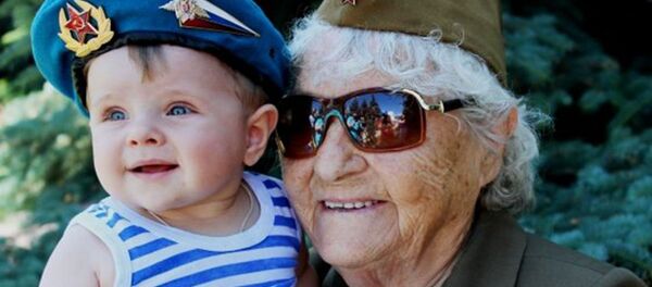 Колтакова с мальчиком в тельняшке - 俄羅斯衛星通訊社