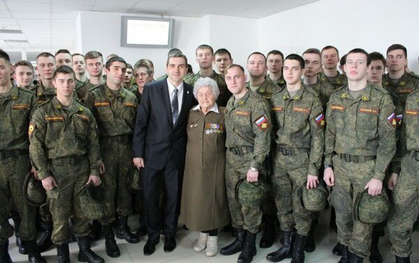 瑪利亞·科爾塔科娃與國防部訓練中心的學員們 - 俄羅斯衛星通訊社
