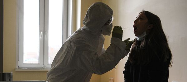  Медицинский работник берет у пациентки анализ на коронавирус - 俄罗斯卫星通讯社