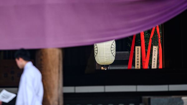 Ритуальное подношение, отправленное премьер-министром Японии Синдзо Абэ во время ежегодных весенних обрядов в храме Ясукуни в Токио. - 俄羅斯衛星通訊社
