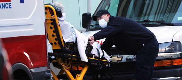 Медики в США перевозят больного коронавирусом пациента - 俄罗斯卫星通讯社