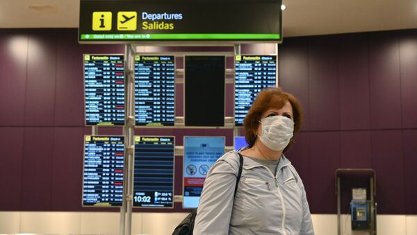Пассажир в медицинской маске в аэропорту Мадрида - 俄罗斯卫星通讯社