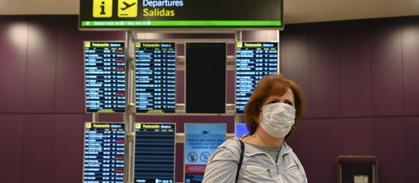 Пассажир в медицинской маске в аэропорту Мадрида - 俄罗斯卫星通讯社