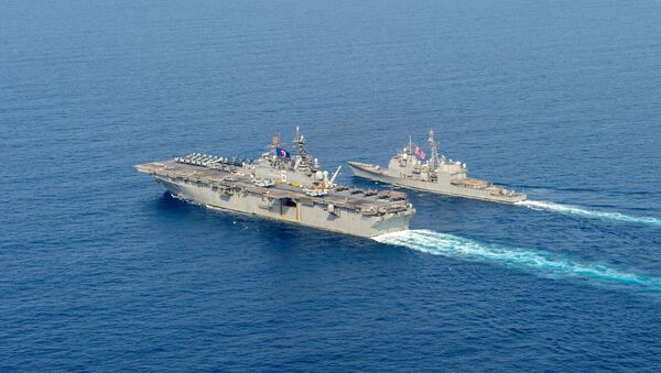 Десантный корабль USS America (LHA 6), слева, и ракетный крейсер типа Ticonderoga USS Bunker Hill (CG 52) пересекают Южно-Китайское море - 俄罗斯卫星通讯社