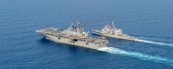 Десантный корабль USS America (LHA 6), слева, и ракетный крейсер типа Ticonderoga USS Bunker Hill (CG 52) пересекают Южно-Китайское море - 俄罗斯卫星通讯社
