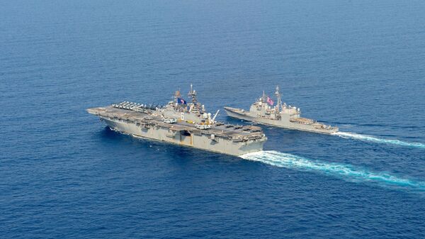 Десантный корабль USS America (LHA 6), слева, и ракетный крейсер типа Ticonderoga USS Bunker Hill (CG 52) пересекают Южно-Китайское море - 俄羅斯衛星通訊社