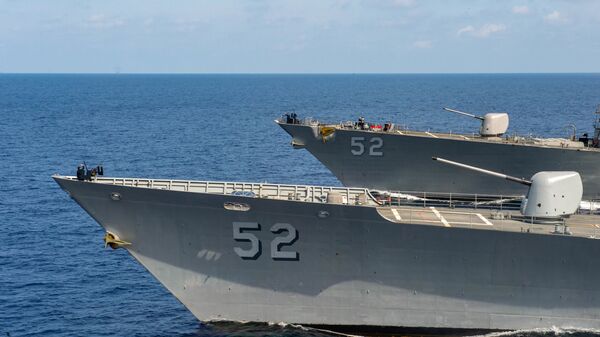 Ракетный крейсер класса Ticonderoga USS Bunker Hill (CG 52) и ракетный эсминец класса Arleigh-Burke USS Barry (DDG 52) пересекают Южно-Китайское море - 俄羅斯衛星通訊社