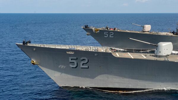 Ракетный крейсер класса Ticonderoga USS Bunker Hill (CG 52) и ракетный эсминец класса Arleigh-Burke USS Barry (DDG 52) пересекают Южно-Китайское море - 俄罗斯卫星通讯社