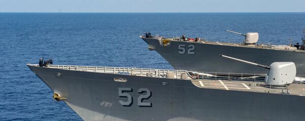 Ракетный крейсер класса Ticonderoga USS Bunker Hill (CG 52) и ракетный эсминец класса Arleigh-Burke USS Barry (DDG 52) пересекают Южно-Китайское море Ракетный крейсер класса Ticonderoga USS Bunker Hill (CG 52) и ракетный эсминец класса Arleigh-Burke USS Barry (DDG 52) пересекают Южно-Китайское море - 俄羅斯衛星通訊社