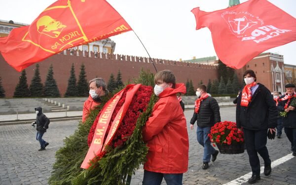 俄罗斯共产党党员在列宁150周年诞辰日向列宁墓献花圈 - 俄罗斯卫星通讯社