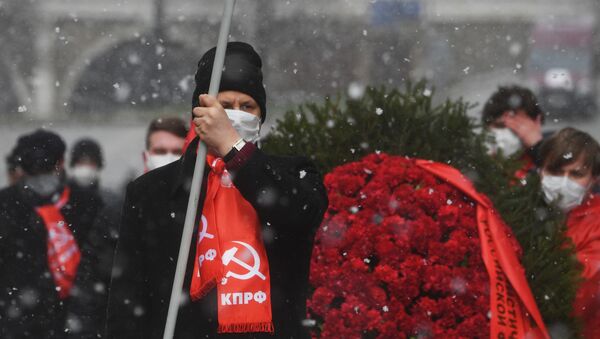 俄羅斯共產黨黨員在列寧150週年誕辰日向列寧墓獻花圈 - 俄羅斯衛星通訊社