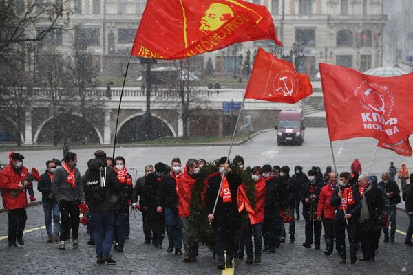 俄罗斯共产党党员在列宁150周年诞辰日向列宁墓献花圈 - 俄罗斯卫星通讯社