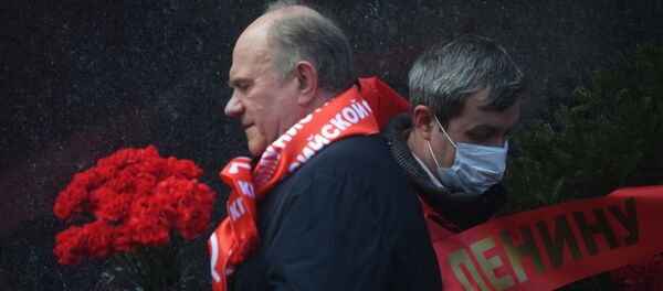 Сторонники партии КПРФ несут венок к Мавзолею В. И. Ленина по случаю 150 лет со дня рождения В. И. Ленина - 俄罗斯卫星通讯社