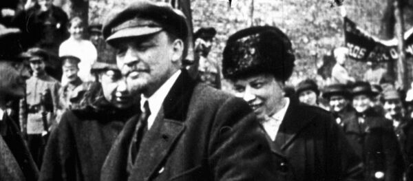 Владимир Ильич Ленин на празднике войск Всевобуча (всеобщее военное обучение). Сзади Надежда Константиновна Крупская (слева) и Мария Ильинична Ульянова. Владимир Ильич Ленин на празднике войск Всевобуча (всеобщее военное обучение). Сзади Надежда Константиновна Крупская (слева) и Мария Ильинична Ульянова. - 俄罗斯卫星通讯社