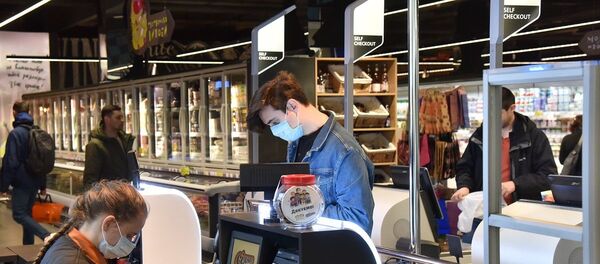 Покупатель на кассе супермаркета во Львове. В связи с распространением коронавирусной инфекции в городе приостановлена работа всех объектов общего пользования, кроме продуктовых магазинов и аптек. - 俄罗斯卫星通讯社