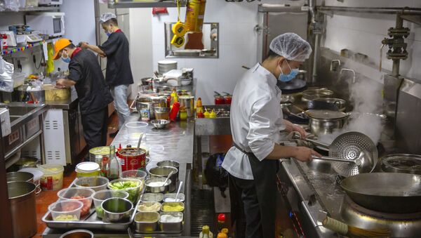 staff members wear face masks to protect against the spread of the new coronavirus as they work in the kitchen at Little Yunnan restaurant in Beijing - 俄罗斯卫星通讯社