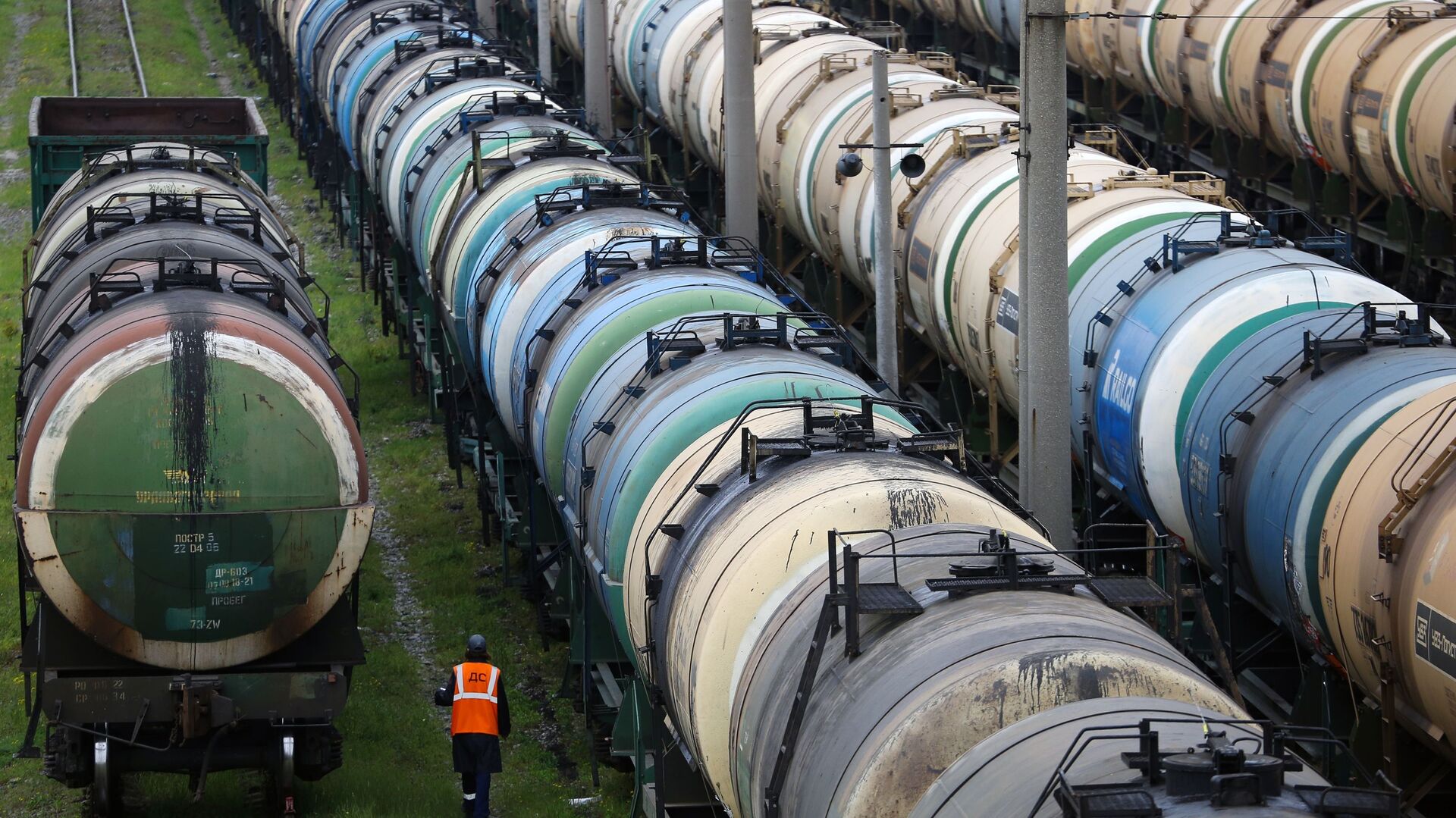 媒体：俄罗斯6月削减石油和凝析油产量0.5% 至每天1041.9万桶 - 俄羅斯衛星通訊社, 1920, 02.07.2021