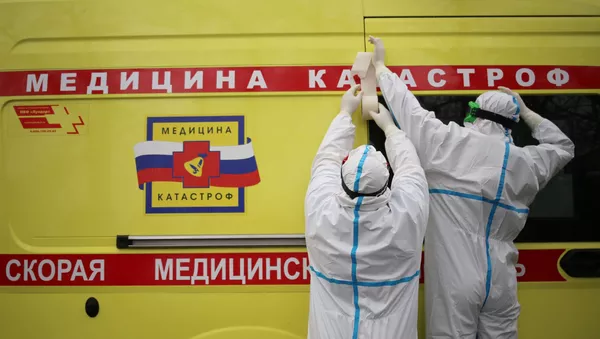 Водитель и фельдшер бригады экстренного реагирования готовят автомобиль к выезду - 俄羅斯衛星通訊社