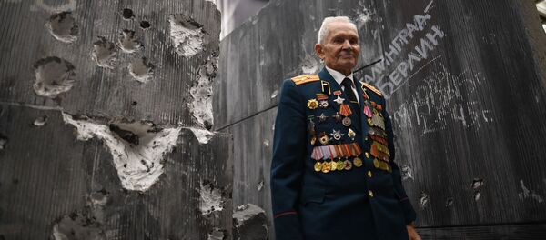  Ветеран Великой Отечественной войны Ростислав Дмитриевич Битянов наносит надпись на стену Рейхстага в историко-художественной панораме Битва за Берлин. Музей Победы - 俄罗斯卫星通讯社