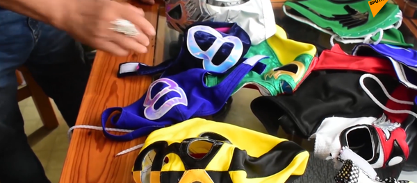 墨西哥前摔角手制作带有该国著名人物形象的口罩 墨西哥前摔角手制作带有该国著名人物形象的口罩 - 俄罗斯卫星通讯社